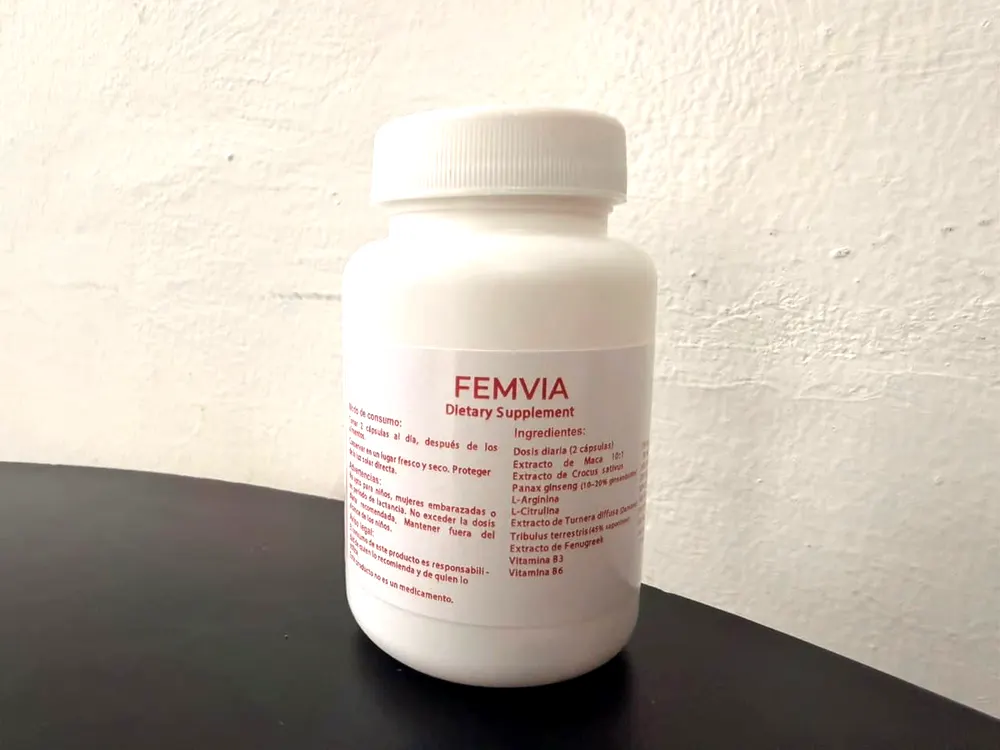 Etiqueta de Femvia con la lista de ingredientes declarados y la pauta de uso